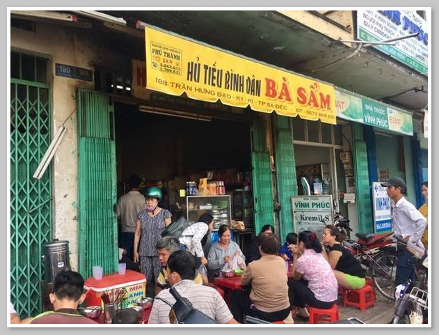 Hủ tiếu Bà Sẩm - quán ăn quen thuộc của người dân địa phương 